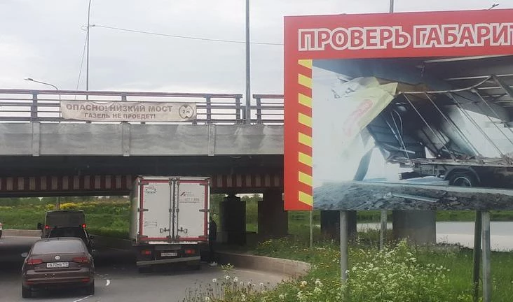Очередная фура застряла под мостом «глупости» - tvspb.ru