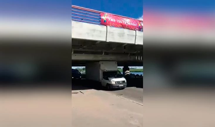 Автофургон смог проехать под «мостом глупости» - tvspb.ru