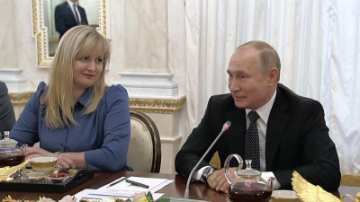 Путин заявил, что необходимо укреплять команду в Петербурге