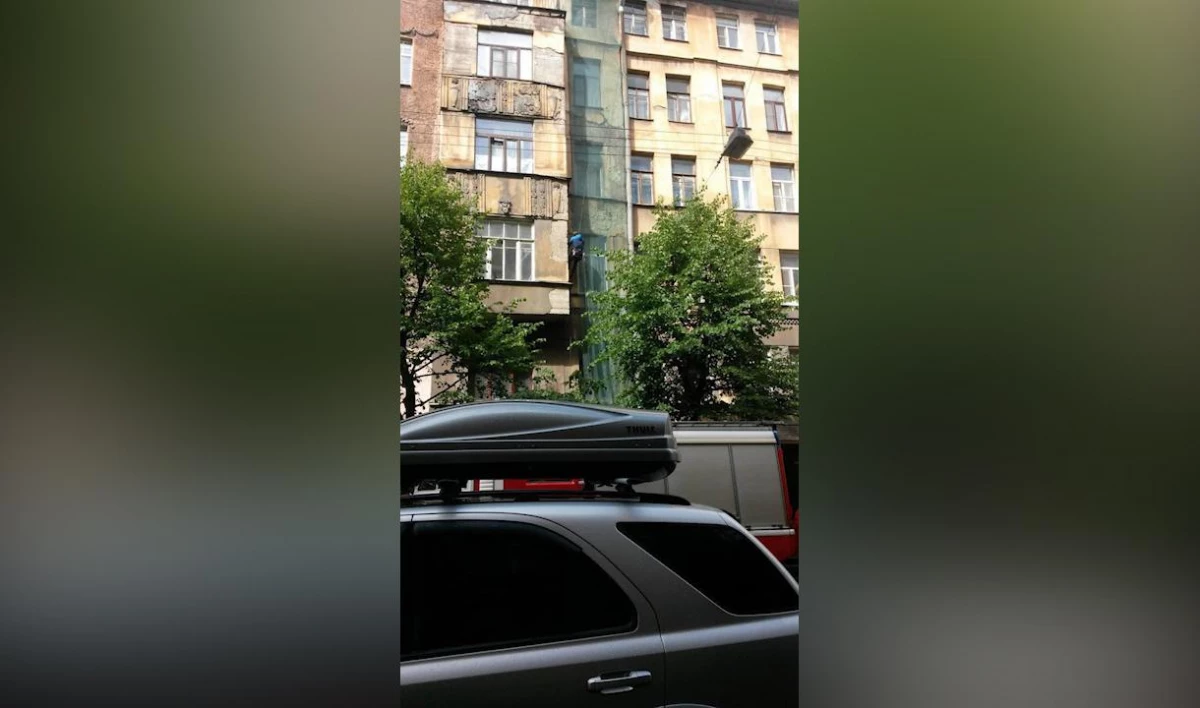Очевидцы: С дома на Зверинской, где треснули капитальные стены, обрушилась часть фасада - tvspb.ru