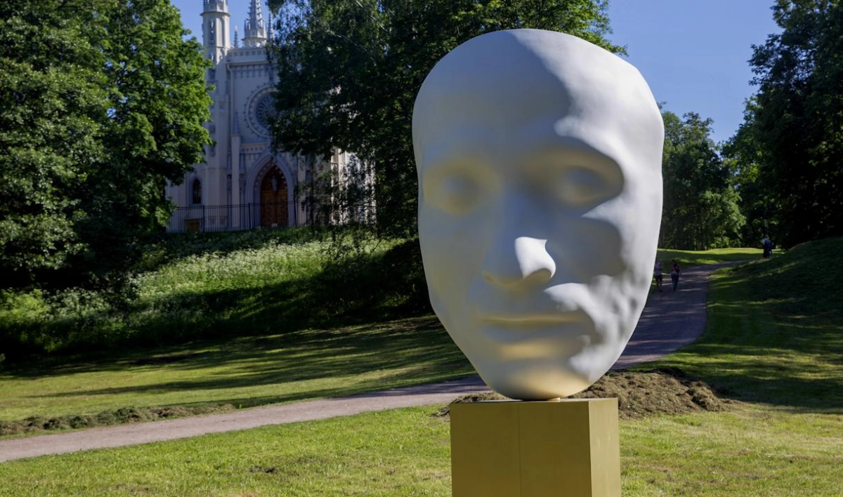 В Петергофе появилась скульптура, интерпретирующая посмертную маску Пушкина - tvspb.ru
