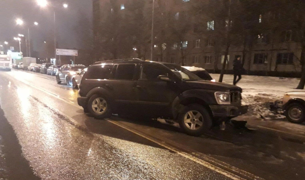 На дорогах Петербурга сохраняется непростая ситуация из-за гололеда - tvspb.ru