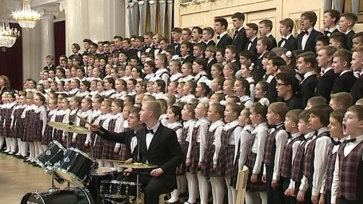 Сколько детей в хоре. Хор детей исполняющих гимна. Детский хор в филармонии 2006. Сводный хор школы 56 гимназии СПБ. 56 Гимназия хор девочек.