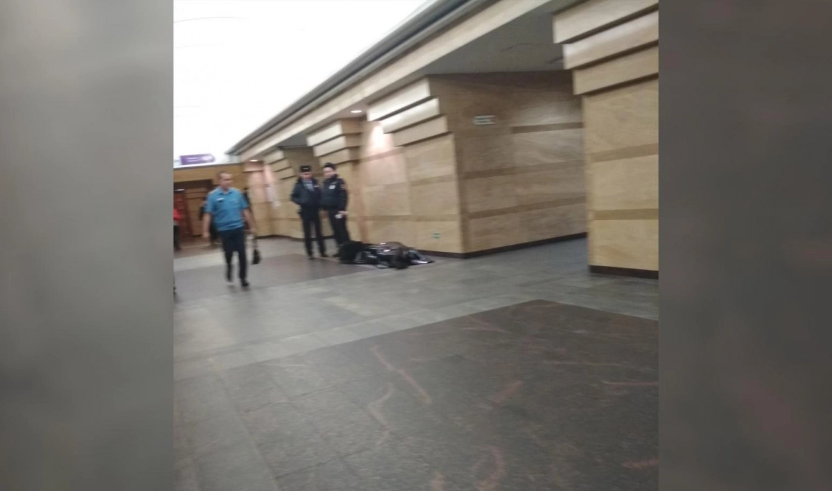 Два человека скончались утром в метро Петербурга - tvspb.ru