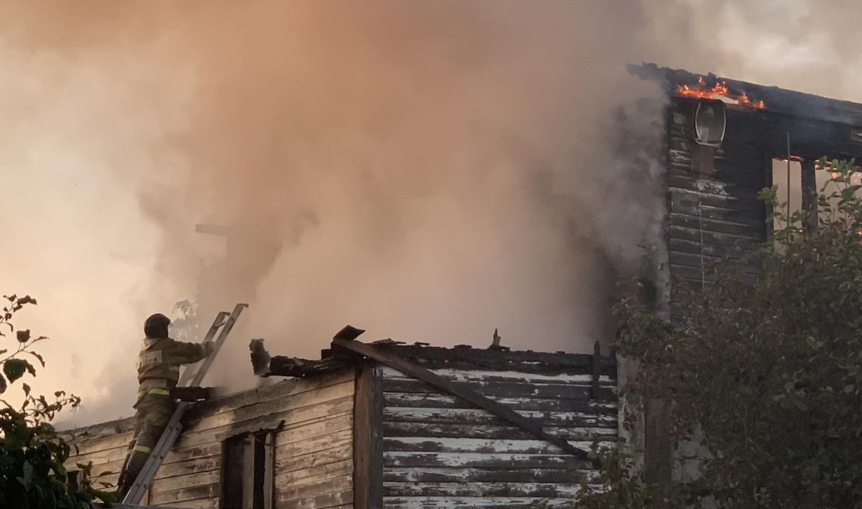 В садоводстве в Курортном районе загорелся дом | Телеканал Санкт-Петербург