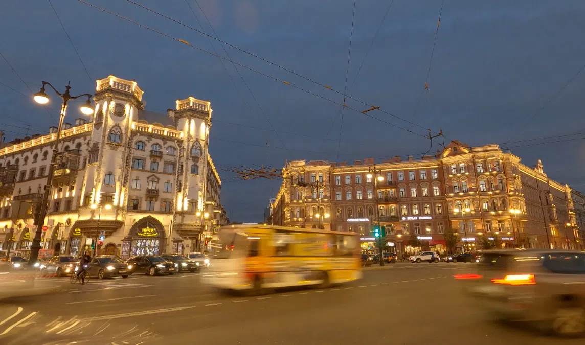 Включи петербург москву. Питер центр утро. Владимирский моста Питере. Заложение набережной Петербурга. Крымский мост ночью с подсветкой.