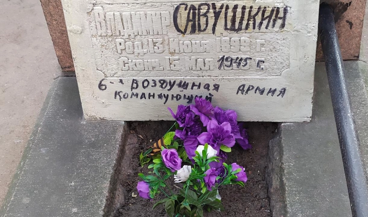 Вандалы разрисовали надгробия на кладбище у Александро-Невской лавры - tvspb.ru