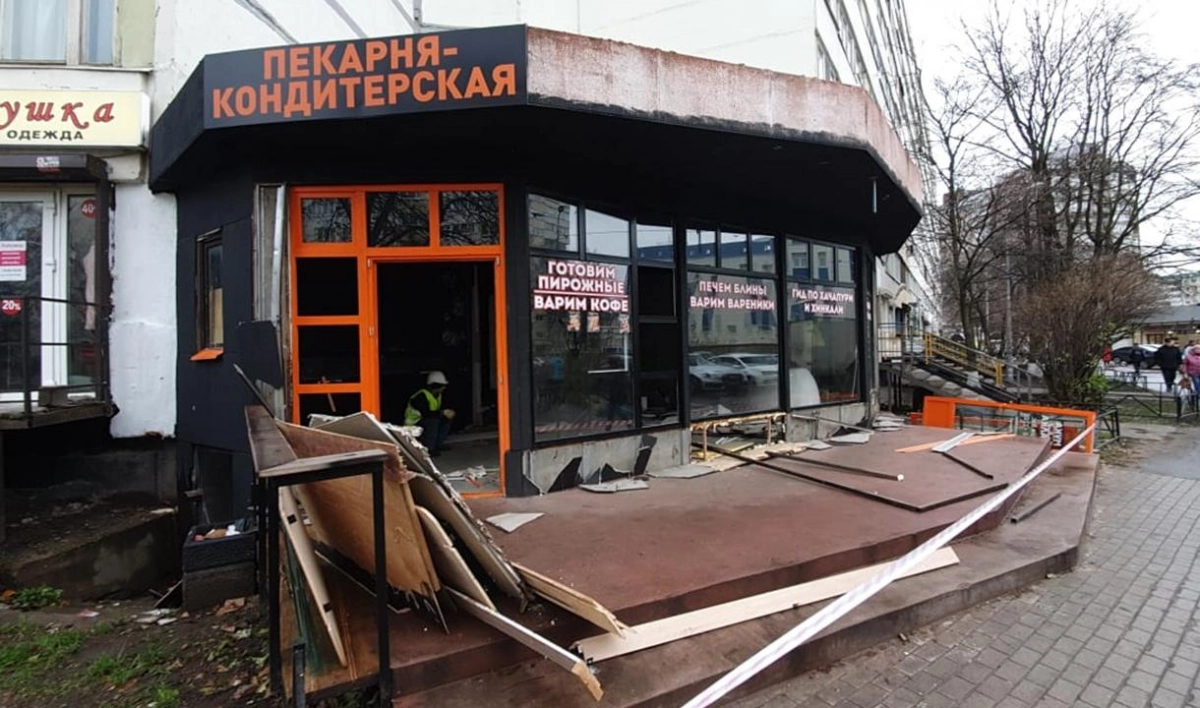 На улице Есенина снесли незаконный торговый павильон - tvspb.ru