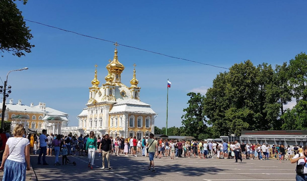 Петербуржцы выстроились в гигантские очереди на вход в парк в Петергофе и в «Новую Голландию» - tvspb.ru