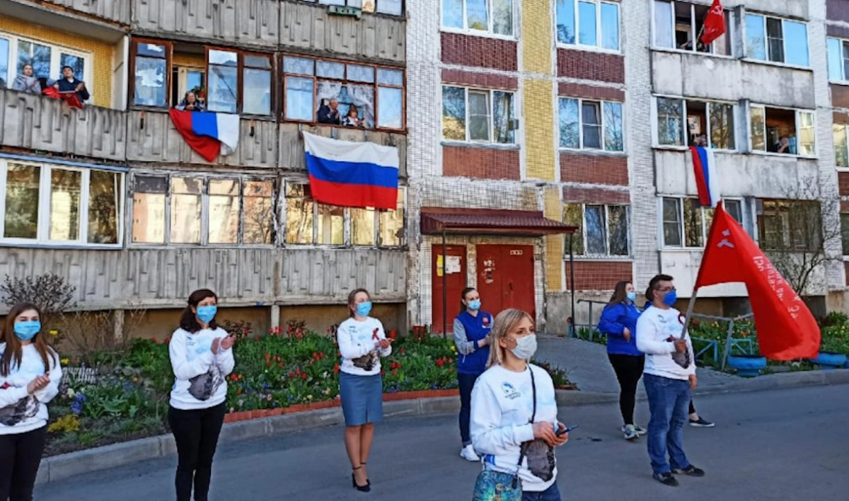 Жители Ленобласти исполнили песню «День Победы» из окон своих домов и квартир - tvspb.ru