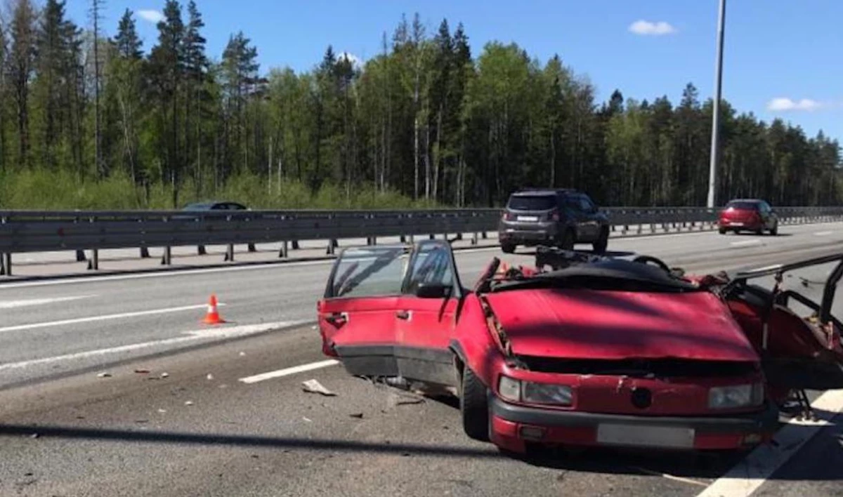 На КАД мусоровоз влетел в сдававший назад Volkswagen, водитель иномарки погиб - tvspb.ru