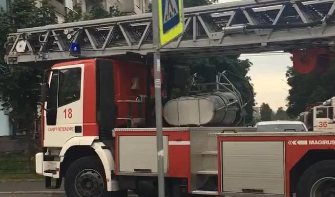 Пожарные тушат возгорание в здании кинотеатра «Аврора» - tvspb.ru