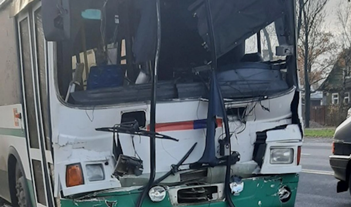 На Красносельском шоссе автобус врезался в грузовик - tvspb.ru