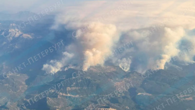 Турция в огне: Петербургские туристы сняли лесной пожар через иллюминатор самолета
