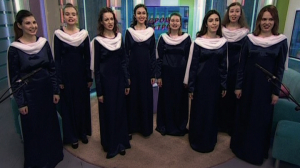 Ансамбль женского хора музыкально-педагогического училища исполняют вепсскую народную песню