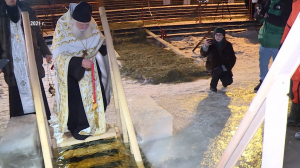 Традиция или гонка за адреналином: как православные священники относятся к нырянию в прорубь на Крещение