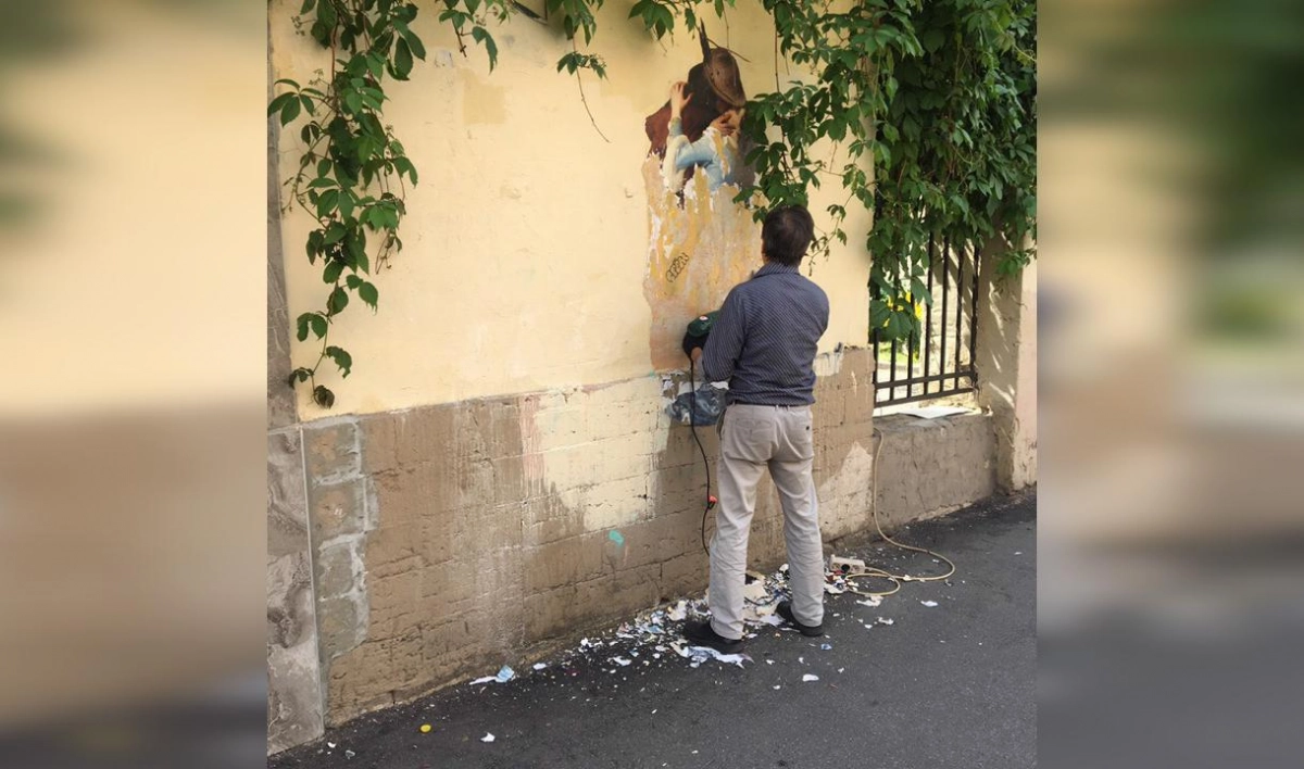 Граффити с поцелуем исчезло с фасада дома на Стремянной улице - tvspb.ru