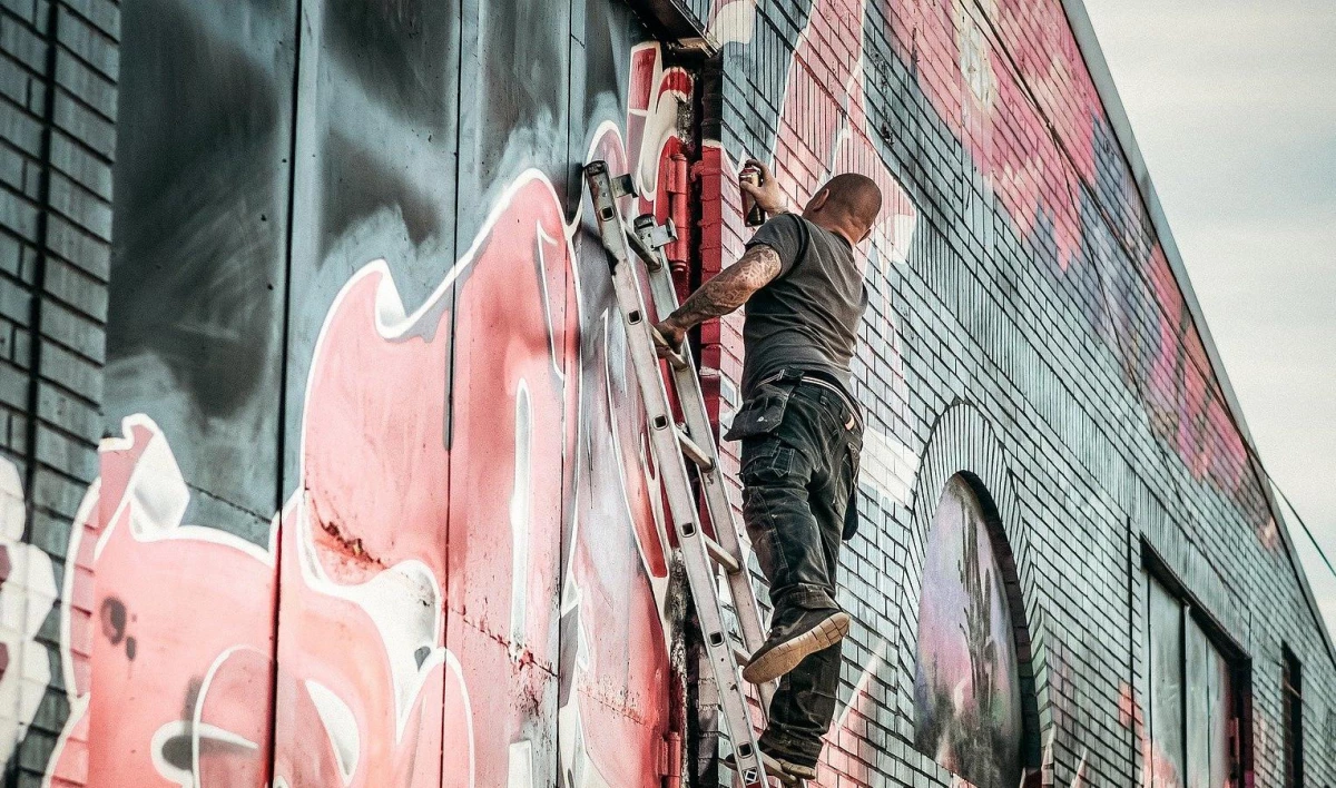 «Музей граффити». Невский рынок стал популярным местом для уличных художников - tvspb.ru