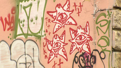 Плата за вандализм: Сколько тратят на удаление граффити с исторических зданий Петербурга