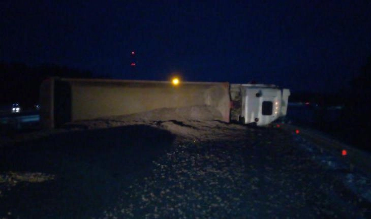 Порядка 23 тонн щебня рассыпалось по «Скандинавии». Перевернувшийся грузовик перекрыл трассу - tvspb.ru