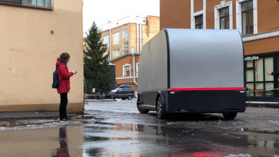 По Петербургу проехал беспилотный грузовик