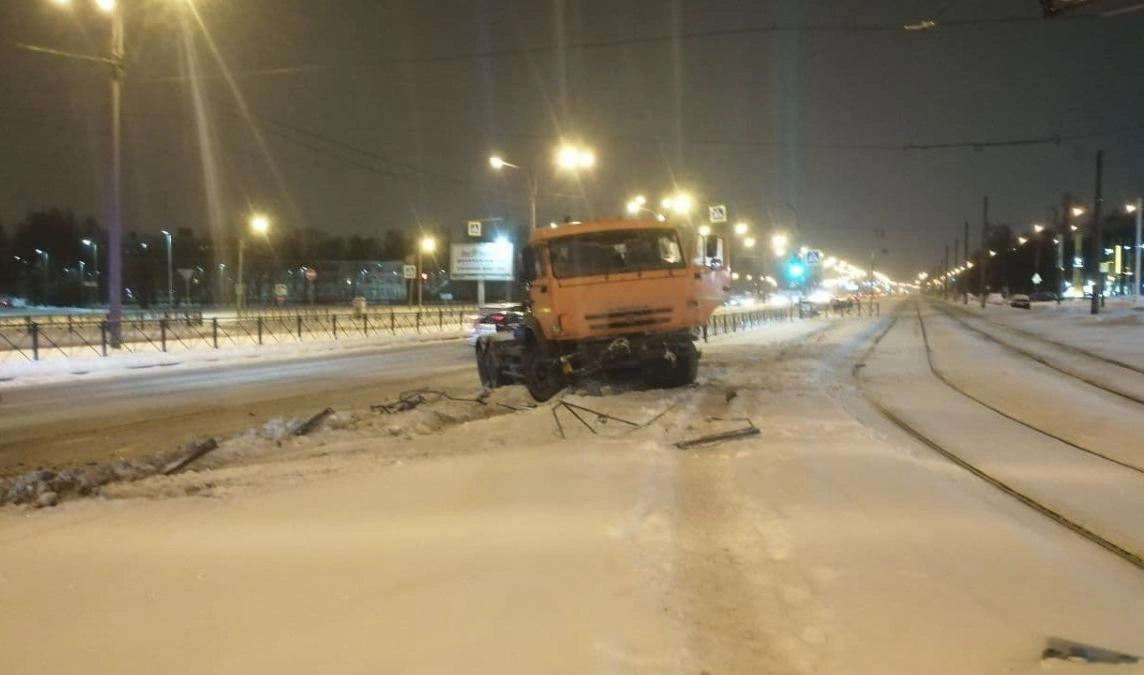 В Калининском районе грузовик чудом избежал столкновения с трамваем - tvspb.ru