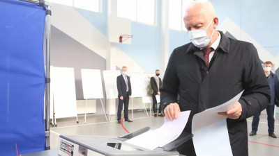 Полпред президента в СЗФО Александр Гуцан проголосовал на выборах в Петербурге