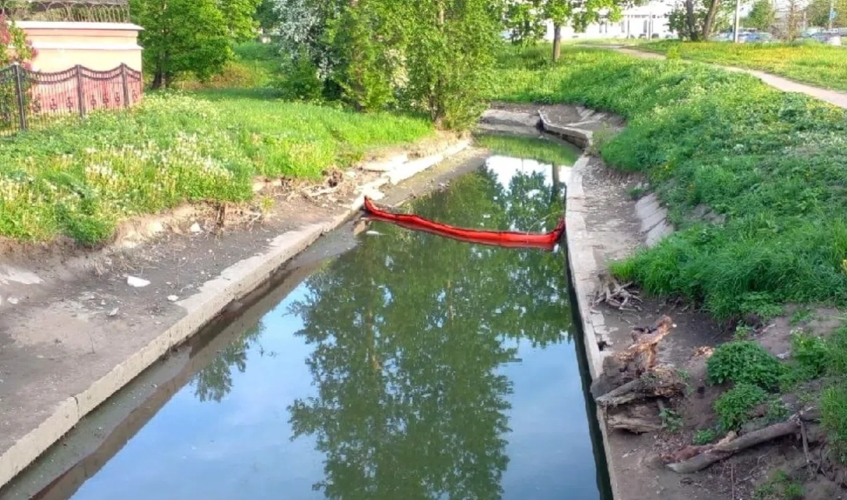 Экологи очистили акваторию реки Красненькая от нефтеразлива - tvspb.ru