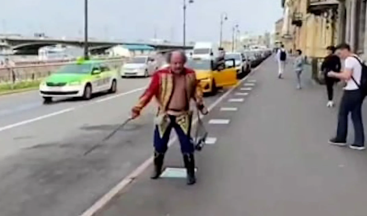 Установлена личность «пьяного гусара» с Английской набережной - tvspb.ru