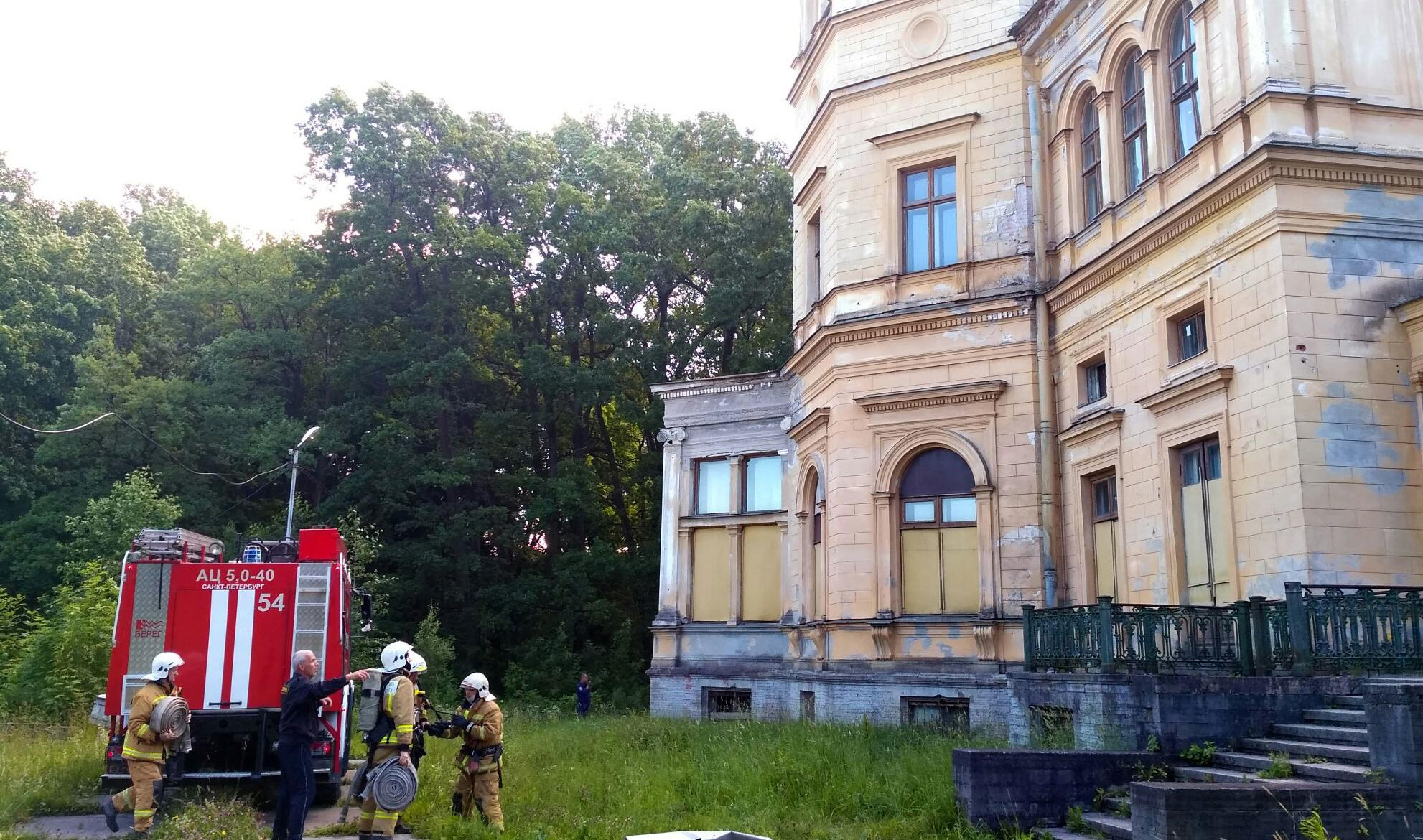 В Стрельне горела кровля Михайловской дачи | Телеканал Санкт-Петербург