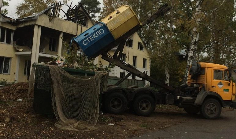 Ленивый водитель в Левашово свалил рассортированный мусор в один контейнер - tvspb.ru