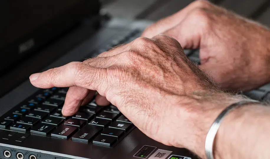 В Петербурге пожилых непривитых работников переведут на удаленную работу - tvspb.ru