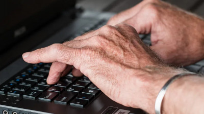 В Петербурге пожилых непривитых работников переведут на удаленную работу