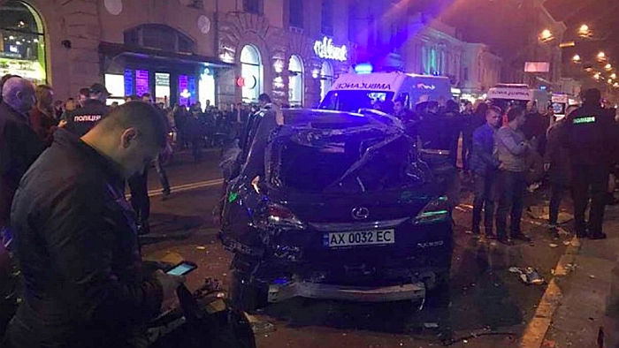 Lexus, протаранивший толпу в Харькове, не в первый раз нарушает ПДД - tvspb.ru