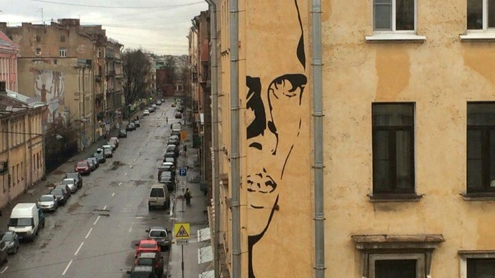 На стене дома на улице Маяковского появился портрет Даниила Хармса - tvspb.ru