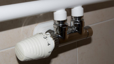 Рабочие приступают к замене инженерных сетей в петербургских квартирах