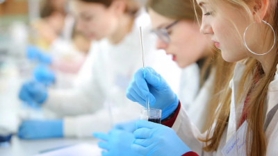 В Петербурге стало в два раза больше выпускников, получивших 100 баллов по химии