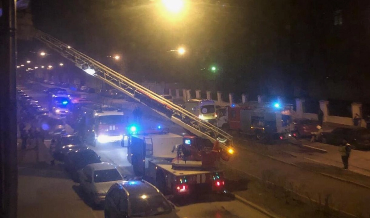 Возгорание в доме на Васильевском острове тушат 3 пожарные машины - tvspb.ru