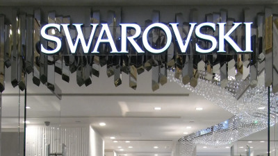 Компания Swarovski приостановила продажи в России