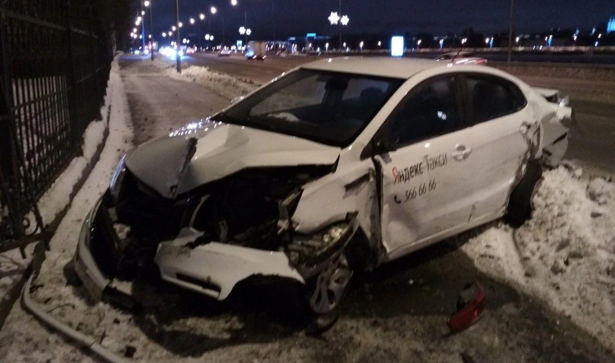 На Свердловской набережной водитель разбившегося такси ушел с места ДТП - tvspb.ru