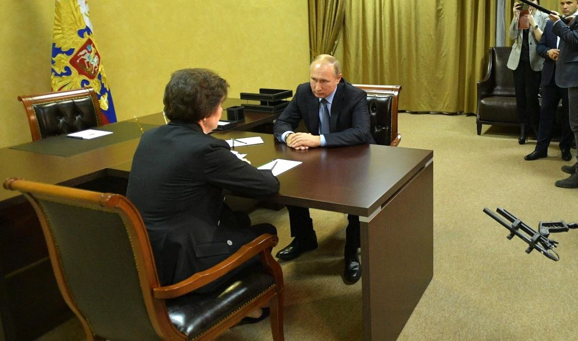 Путин пошутил над главой ХМАО, перепутавшей места во время встречи - tvspb.ru