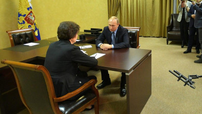 Путин пошутил над главой ХМАО, перепутавшей места во время встречи