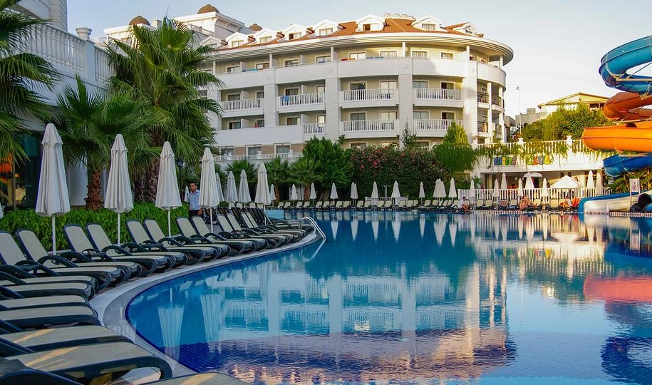 Отельер из Турции рассказал, как курорт готовится к приезду первых туристов - tvspb.ru