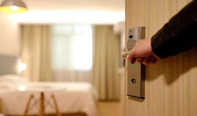 Водительское удостоверение станет новым документом для заселения в отели с 2026 года - tvspb.ru