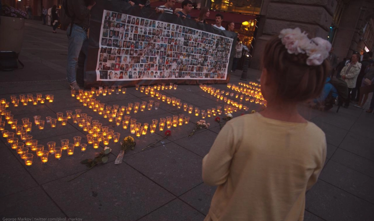 В центре Петербурга зажгли 333 свечи в память о погибших во время теракта в Беслане - tvspb.ru