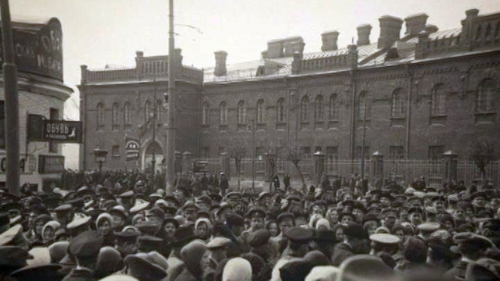 Хроники революции. Хроника революции. Кинохроника Революционная Москва. Общество в Петрограде. Петроград биржа 1915 кинохроника.