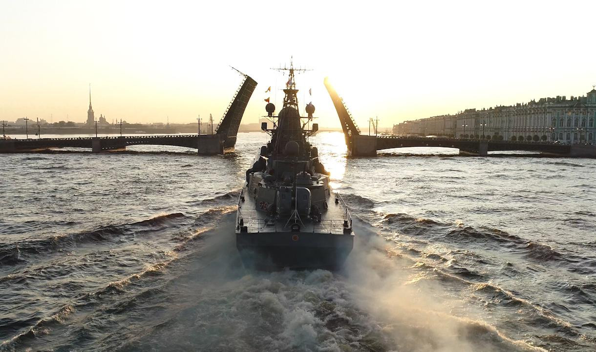 Корабли на неве до какого числа будут. Военно-морской парад в Санкт-Петербурге 2019. Корабли. Парад на Неве. Корабли на Неве к Дню ВМФ