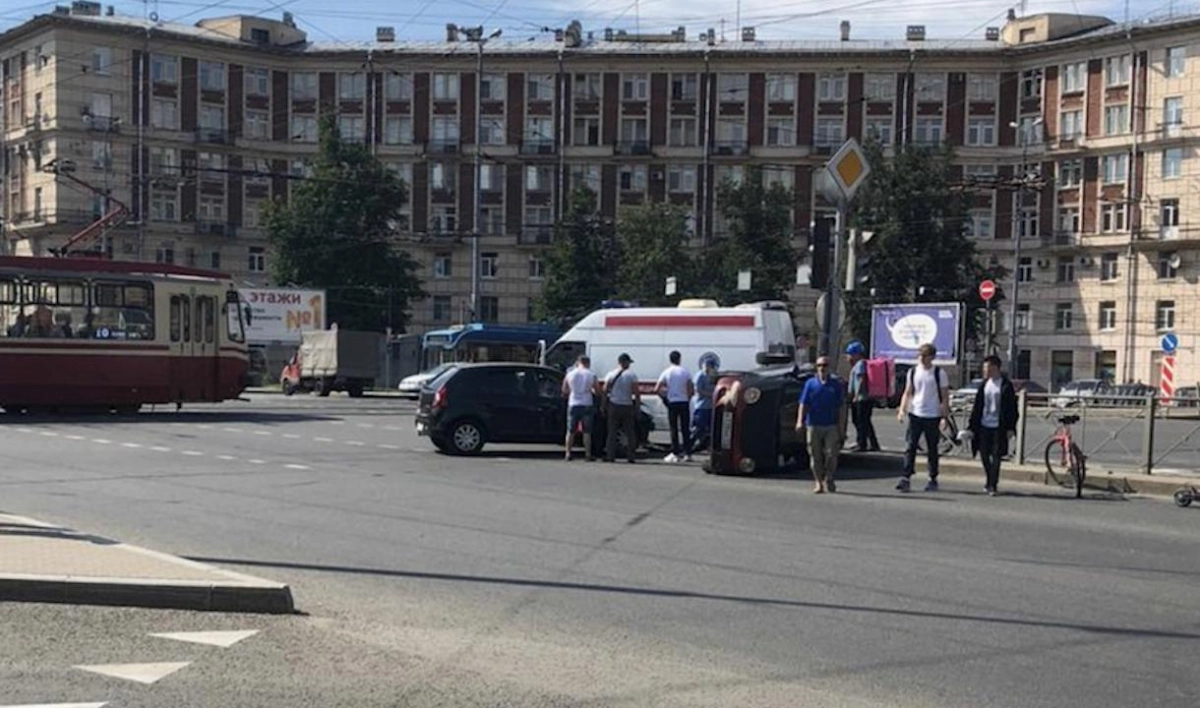 На Заневской площади Renault опрокинул Daewoo Matiz - tvspb.ru