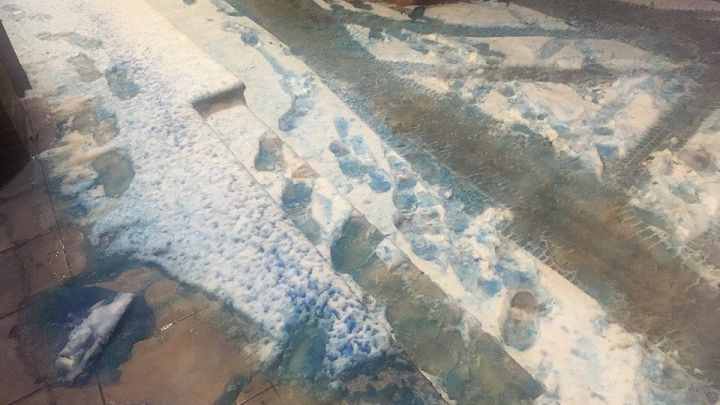 Очевидцы: На Петроградской стороне выпал синий снег - tvspb.ru