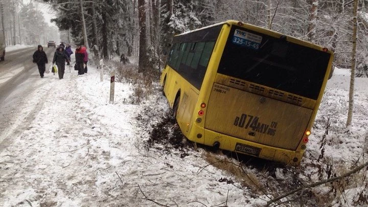 Очевидцы: На Приморском шоссе автобус вылетел в кювет - tvspb.ru